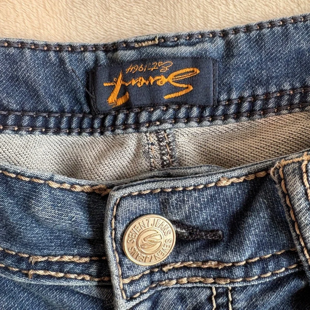 Seven7 Womens Denim Shorts Medium Wash Embroidered‎ Pockets Size 6 Mid Rise Boho
